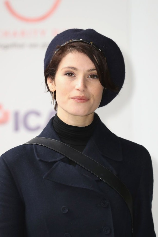 Topi beret jadi aksesori yang membuat pemakainya langsung terlihat lebih stylish. Topi ini dapat dipadankan dengan berbagai macam gaya, seperti klasik, hip-hop style, atau vintage. Pencarian topi beret di Pinterest naik hingga 269 persen sepanjang 2017. Foto: Getty Images