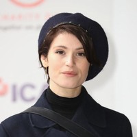 Topi beret jadi aksesori yang membuat pemakainya langsung terlihat lebih stylish. Topi ini dapat dipadankan dengan berbagai macam gaya, seperti klasik, hip-hop style, atau vintage. Pencarian topi beret di Pinterest naik hingga 269 persen sepanjang 2017. Foto: Getty Images