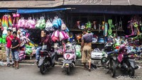 Pasar ini rencananya akan digusur untuk proyek Tol Becakayu. Sementara pedagangnya dipindah ke Pasar Cipinang Besar.