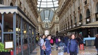 Kehadiran toko-toko fashion ternama dan deretan kafe hits membuat kawasan di sekitar Piazza del Duomo kian hidup. Pada hari-hari tertentu, di sini sering dihelat pagelaran busana. Tak heran kalau kawasan ini disebut sebagai Milan Catwalk (Erwin/detikTravel)