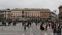 Kawasan Piazza del Duomo memang selalu ramai. Apalagi keberadaan merpati-merpati liar yang semakin menambah semarak suasana alun-alun Kota Milan ini (Erwin/detikTravel)