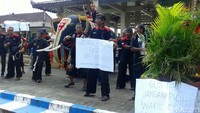 Aksi dukungan ini juga dilengkapi dengan pertunjukan kesenian asli Ponorogo seperti gajah-gajahan dan reog.