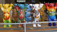 Buddy Bear adalah patung dengan cat fiberglass yang berlukiskan hal-hal ikonik dari seluruh dunia. 
