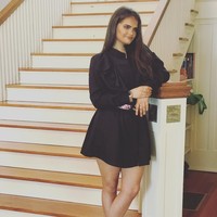 Penampilan Saffron kerap kali berbalut gaun-gaun indah dari brand terkenal Prada dan Burberry. Foto: Instagram