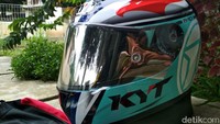 Untuk membuat helm makin ganteng maksimal, saat ini banyak yang memodifikasi helm, terutama helm full face ala pebalap MotoGP. Mereka pencinta helm biasanya memodifikasi helm dengan menambah spoiler sertai mengganti kaca atau visor cembung menjadi visor rata atau flat visor. Foto: Dok. Fhabian Motoshop.