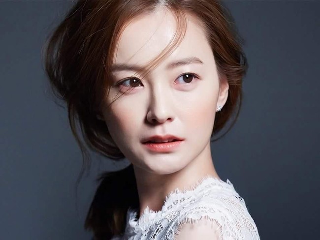 Riasan natural ala Jung Yu Mi yang menonjolkan kulit mulusnya yang bak porselen. Foto: Istimewa