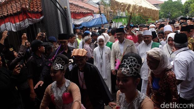 Diantar Ratusan Pendukung ke KPU, Pasangan RINDU Tebar Senyum