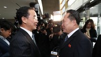 Kepala delegasi Korea Utara, Ri Son Gwon berjabat tangan dengan pejabat Korea Selatan Cho Myoung-yon. 