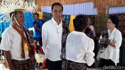 Jokowi dan Iriana Beli Tenun Ikat Rote Rp 600 Ribu