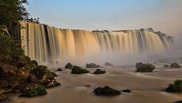 Iguazu berasal dari bahasa Tupi-Guarani yang digunakan penduduk Amerika Selatan, terutama di bagian timur laut Argentina dan Barat Daya Brasil. Jika dipisahkan suku katanya mengandung makna y yang artinya air, dan uasu yang berarti besar (CNN Travel)