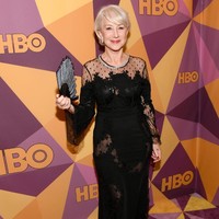 Berusia 72 tahun, aktris Helen Mirren tetap memesona dan anggun dalam balutan gaun hitam lace. (Foto: Getty Images)