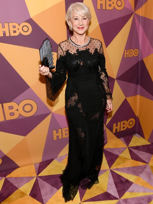 Berusia 72 tahun, aktris Helen Mirren tetap memesona dan anggun dalam balutan gaun hitam lace. (Foto: Getty Images)