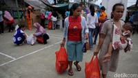 Beberapa warga juga tampak mengajak sanak keluarga untuk mendapatkan paket sembako murah.
