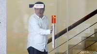 Numan Abdul Hakim keluar ruang pemeriksaan di gedung KPK, Jakarta, Selasa (9/1/2018).