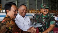 Penyerahan langsung diberikan Direktur Utama PT DI Elfien Goentoro kepada Menhan Ryamizard Ryacudu di Hanggar Fixed Wing PT DI, Jalan Pajajaran, Bandung, Selasa (9/1/2018). Panglima TNI Marsekal Hadi Tjahjanto juga turut hadir.