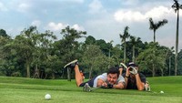 Terlalu semangat, sampai-sampai tengkurap main golfnya. Foto: Instagram @mike_lewis