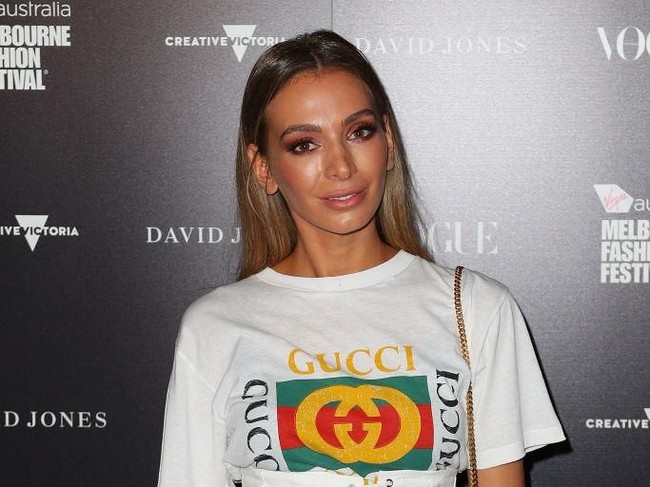 Memakai kaus atau sweater dengan logo brand sudah jadi tren sejak awal 90-an hingga 2000. Kini tren itu akan booming lagi. Pencarian terhadap tren ini naik hingga 203 persen di Pinterest. Foto: Getty Images