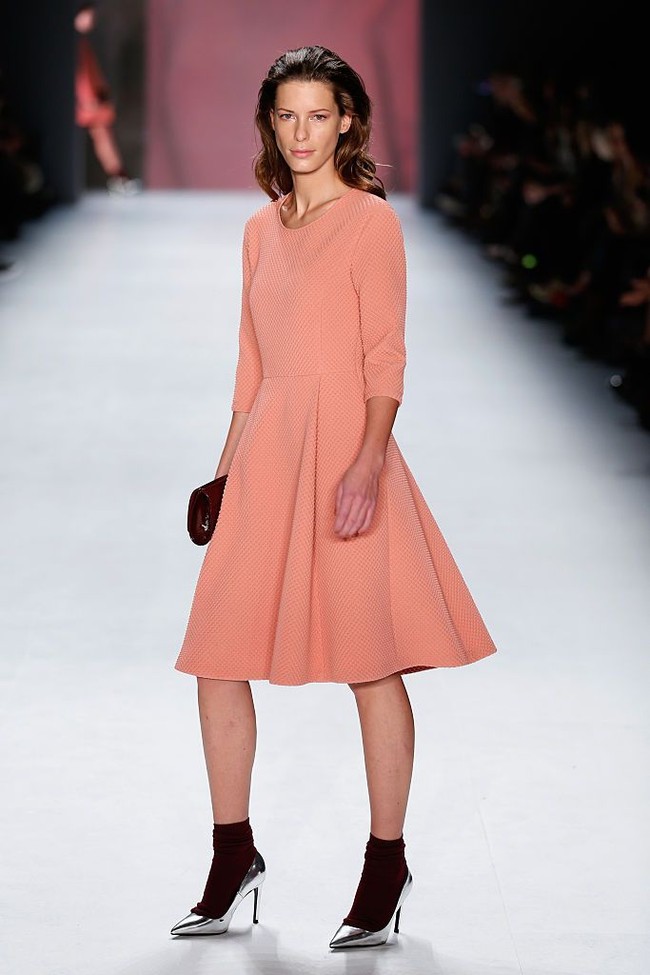 Kalau dulu kaus kaki biasa hanya digunakan untuk sneakers atau pantofel, kini semua tipe sepatu makin stylish pakai kaus kaki. High heels, atau sandal. Style seperti ini memberikan statement pada penampilan kamu. Tren pakai sepatu dan kaus kaki meningkat pencariannya hingga 72 persen. Foto: Getty Images