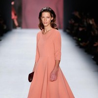 Kalau dulu kaus kaki biasa hanya digunakan untuk sneakers atau pantofel, kini semua tipe sepatu makin stylish pakai kaus kaki. High heels, atau sandal. Style seperti ini memberikan statement pada penampilan kamu. Tren pakai sepatu dan kaus kaki meningkat pencariannya hingga 72 persen. Foto: Getty Images