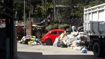 Parkir Sembarangan Mobil-mobil Ini Jadi Tempat Sampah Umum