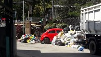 Jadi untuk memberi pelajaran pada wisatawan yang seakan tidak peduli dengan tanda dilarang parkir tersebut, warga sengaja menaruh tumpukan sampah disekeliling atau bahkan menibani mobil tersebut. Namun kepala Wilayah East Quirino Hill, Eric Ueda, mengatakan pihaknya tidak pernah sengaja menyuruh warganya sengaja untuk melakukan hal tersebut. Foto: Pool (Viral4Real)