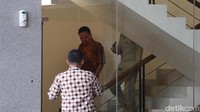 Olly Dondokambey keluar ruang pemeriksaan, Selasa (9/1/2018).