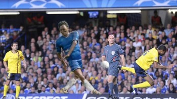 Ini aksi patung tersebut jika disuruh main bola. (Foto: Internet)