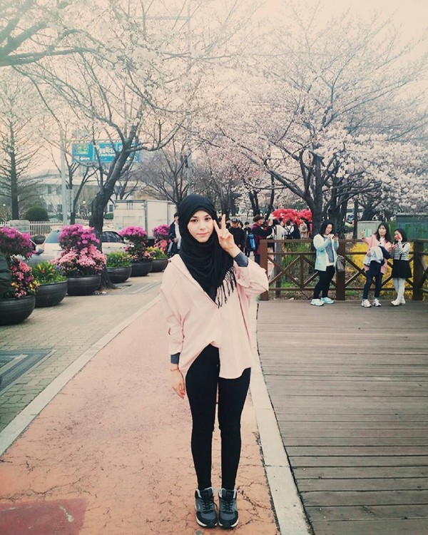 Foto Gaya Liburan Kim Miso Hijabers Cantik Dari Korea