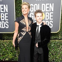 Keseksian Sharon Stone dalam film Basic Instinc (1992) membuat dunia terpengarah. Selang 26 tahun kemudian, di usia 59, Sharon tetap memancarkan aura seksinya dalam balutan gaun hitam rancangan Vitor Zerbinato di Golden Globes. Sharon hadir bersama putranya, Roan Joseph. (Foto: Getty Images)