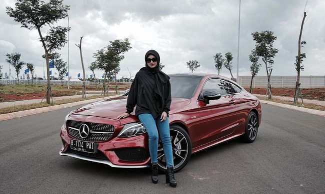 Ini penampilan Diandra Gautama setelah berhijab. Setelannya lebih maskulin mengenakan celana jeans, ankle boots, dan blouse hitam polos. Gaya jilbabnya dibuat simpel dan serba hitam. Foto: Dok. Instagram @diandragautama