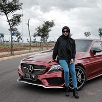 Ini penampilan Diandra Gautama setelah berhijab. Setelannya lebih maskulin mengenakan celana jeans, ankle boots, dan blouse hitam polos. Gaya jilbabnya dibuat simpel dan serba hitam. Foto: Dok. Instagram @diandragautama
