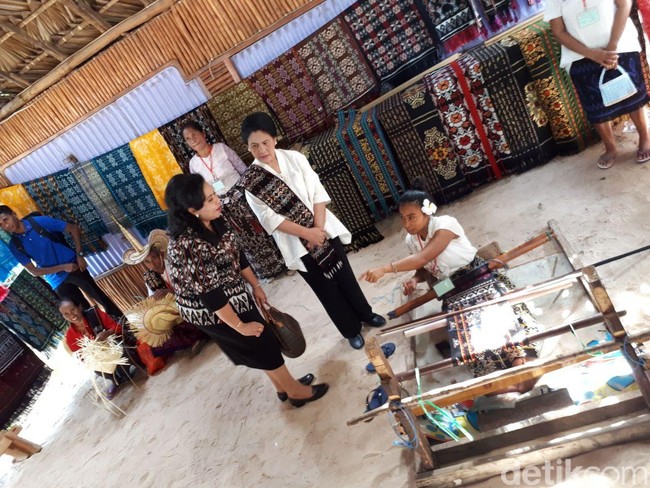 Ini bukan kali pertamanya Iriana Jokowi tampil dengan tenun dari NTT. Saat berkunjung ke Pulau Rote, Januari tahun lalu, Iriana memadukan blus putih bergaya kebayanya dengan selendang berbahan tenun lokal. (Foto: Ray Jordan/detikcom)