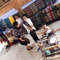 Ini bukan kali pertamanya Iriana Jokowi tampil dengan tenun dari NTT. Saat berkunjung ke Pulau Rote, Januari tahun lalu, Iriana memadukan blus putih bergaya kebayanya dengan selendang berbahan tenun lokal. (Foto: Ray Jordan/detikcom)