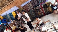 Para perajin di sini menjajakan hasil kerajinan mereka di tempat seadanya, di teras dan halaman rumah. (Ray Jordan/detikcom)