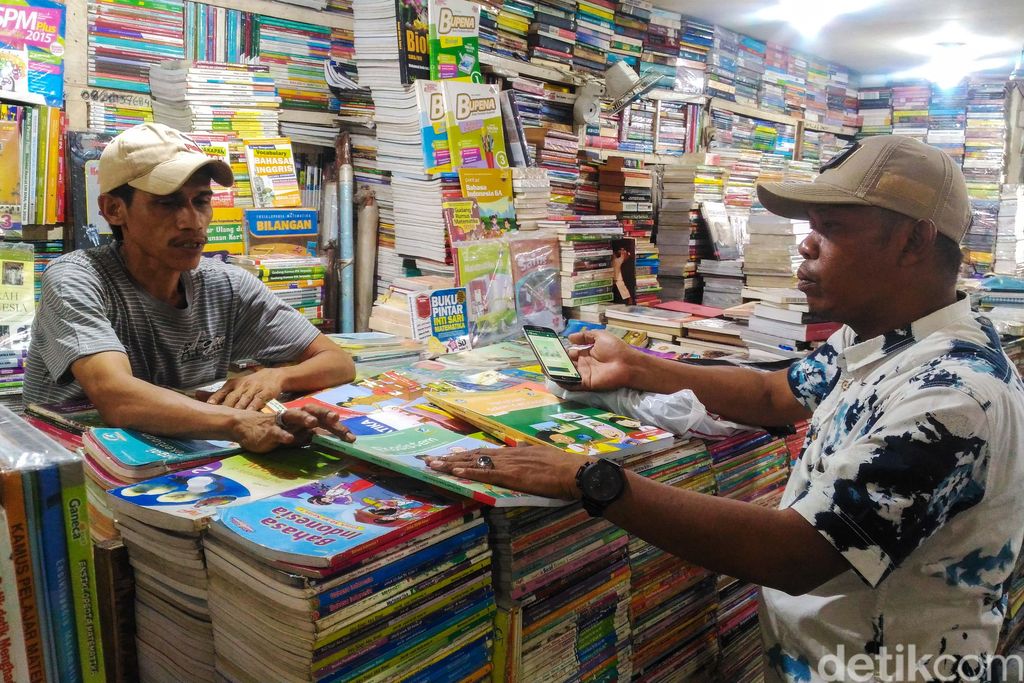Penjual Buku Kwitang di Tengah Serbuan Pasar Online Di tengah serbuan pasar online, para penjual buku di Kwitang, Jakarta, masih tetap eksis. Biasanya mereka menjual buku-buku yang langka.
