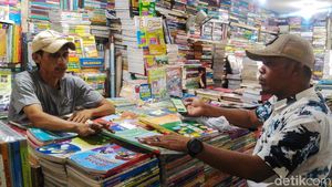 Penjual Buku Kwitang di Tengah Serbuan Pasar Online