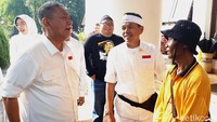Dua DM disambut dengan tradisi Sunda atau dikenal sebagai ritual buka pintu.