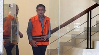 Taufiqurrahman keluar gedung KPK usai menjalani pemeriksaan, Selasa (9/1/2018).