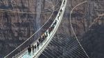 Foto: Jembatan Kaca Terpanjang di Dunia yang Bisa Goyang