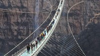 Tepat pada 24 Desember 2017 atau hanya sehari menjelang Hari Raya Natal, China meresmikan Jembatan Kaca Hongyagu di Provinsi Hebei. Memiliki panjang 488 meter, jembatan kaca itu diklaim sebagai yang terpanjang di dunia (Liu Peiran/Xinhua)
