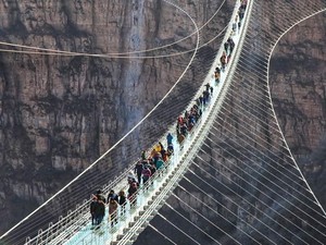 Ngeri-ngeri Sedap, Jembatan Kaca Terpanjang di Dunia Ini Bisa Goyang