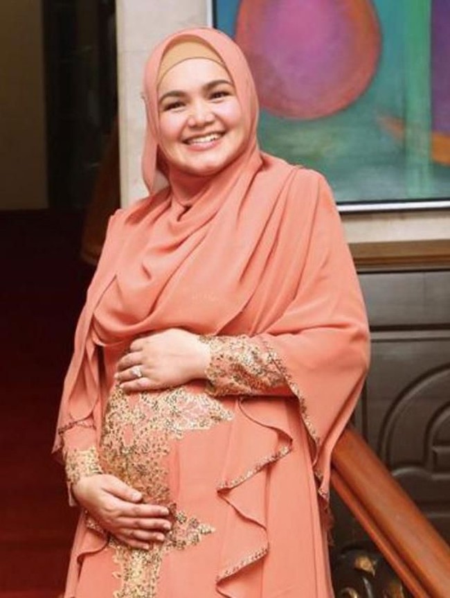 Penyanyi asal Malaysia Siti Nurhaliza dan Datuk Seri Khalid tengah menantikan kehadiran anak pertamanya setelah menanti 11 tahun. (Foto: Instagram)