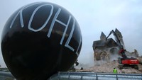 Sebuah balon raksasa diletakan di lokasi sebagai bentuk protes pembongkaran gereja. Wolfgang Rattay/Reuters.