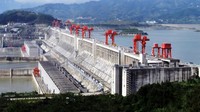 Pengerjaan bendungan bernama Three Gorges Dam ini menguras banyak waktu. Bendungann ini dimulai pada 1932, namun kontruksinya baru dikerjakan pada 1994. Setelah diresmikan pada 2012 bendungan ini menjadi salah satu pemasok energi terbesar di dunia. Istimewa/Unintech.