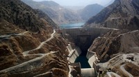 Bendungan di Iran ini difungsikan sebagai pengendali banjir dan penghasil tenaga generator. Lokasinya yang berada di lembah perbukitan tandus, menambah kesan eksotis. Istimewa/Unintech.