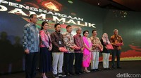 Retno Marsudi berfoto bersama para pemenang Adam Malik Award.