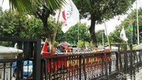 Tukang ojek yang tergabung dalam Front Transportasi Jakarta (Front Jakarta) melakukan demo menuntut Ahok mencabut Pergub nomor 195 tahun 2014 tentang larangan motor pada Kamis (8/1/2015). Pergub itu sebetulnya baru berlaku pada Februari 2015. Mereka khawatir pendapatannya berkurang. Foto: dok. detikcom