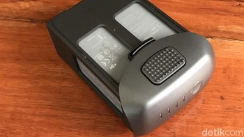 Dalam kondisi penuh, baterai ini mampu menyuplai daya untuk drone terbang selama 30 menit. Foto: Adi Fida Rahman/detikINET