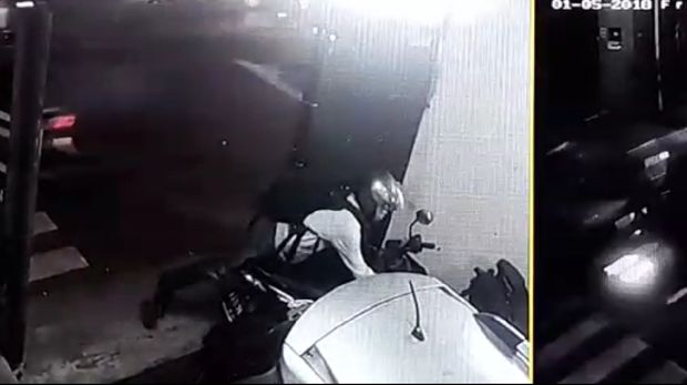 Salah satu pelaku pencuri sepeda motor yang tertangkap CCTV