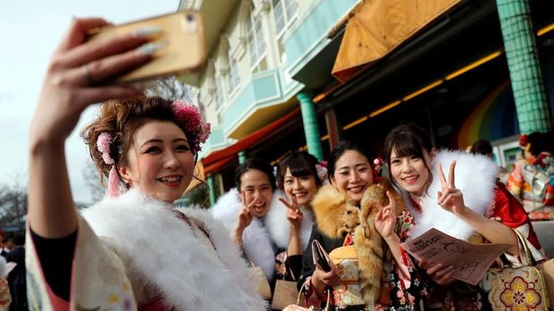 Sejumlah gadis  di Jepang merayakan Hari Kedewasaan atau Seijin Shiki. Mengenakan kimono, mereka tampil cantik dan bikin cowok meleleh. Sluuurp...